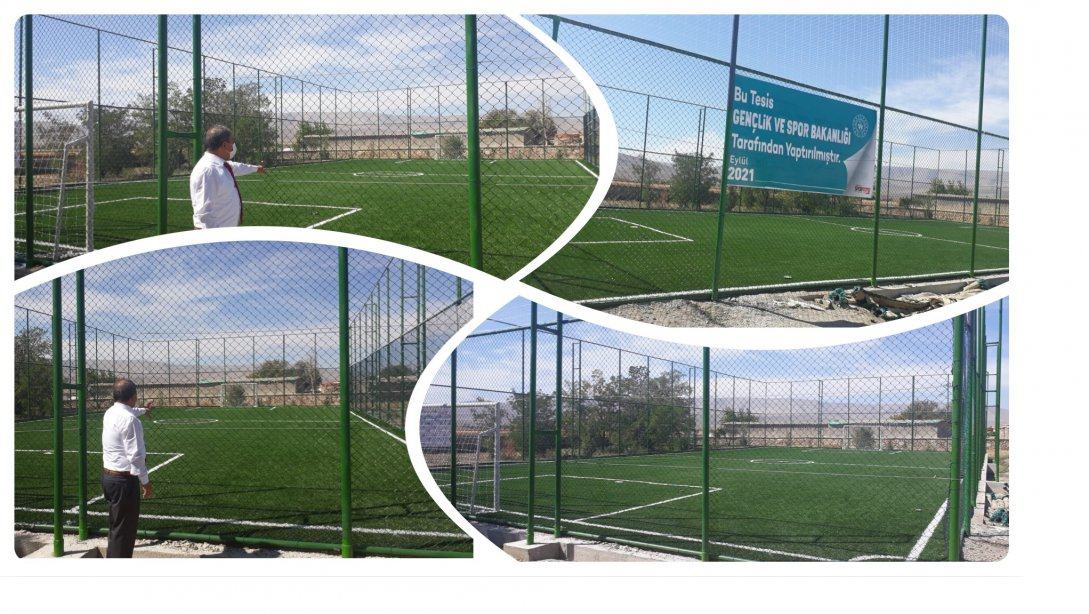 Gençlik ve Spor Bakanlığı tarafından Hursunlu İlkokulu bahçesine yaptırılan çim sahanın yapımı tamamlandı. 